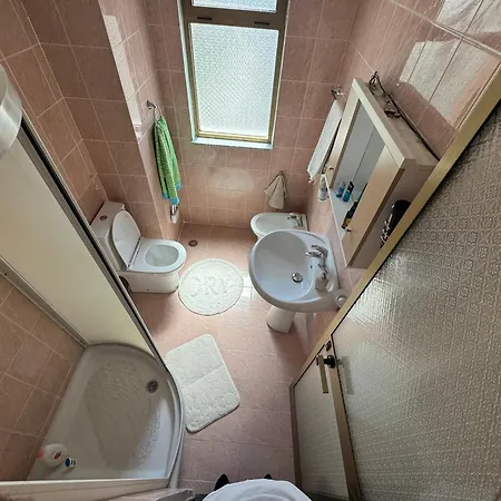 Cozy 1-bedroom Flat, Beachside * Дуррес