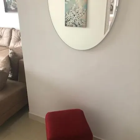 Cozy 1-bedroom Flat, Beachside Apartman